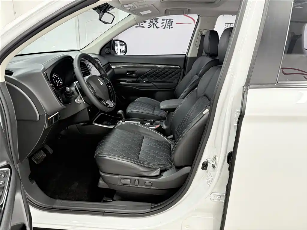 Mitsubishi Outlander — фото 7