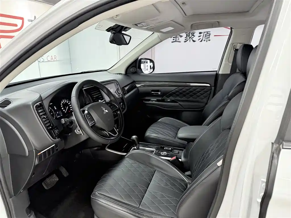 Mitsubishi Outlander — фото 8