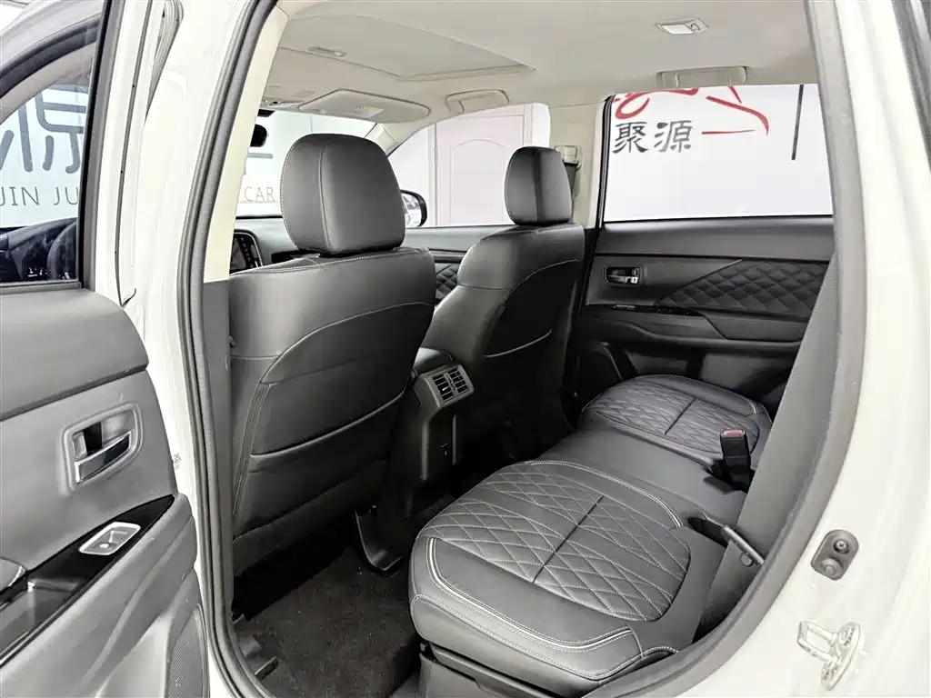 Mitsubishi Outlander — фото 9