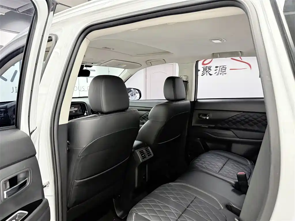 Mitsubishi Outlander — фото 10