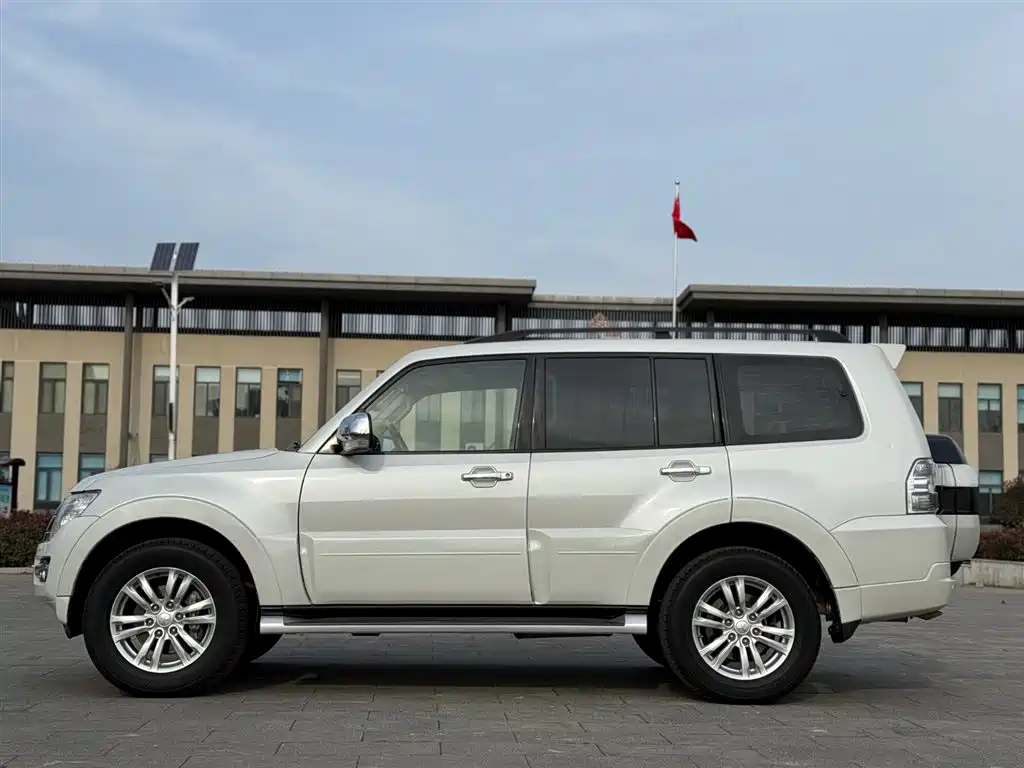 Mitsubishi Pajero (Import) — фото 4