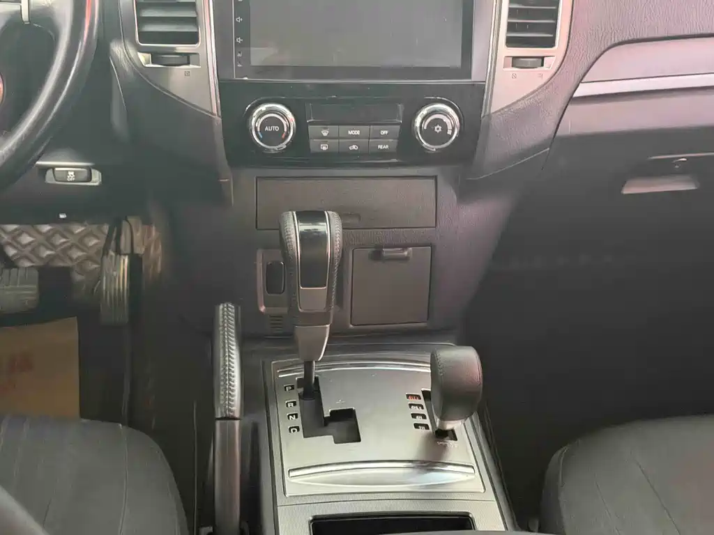 Mitsubishi Pajero (Import) — фото 10