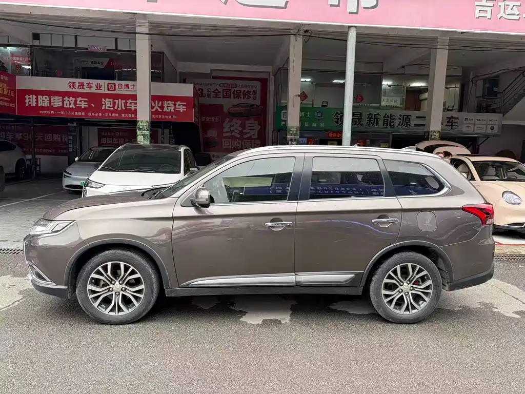 Mitsubishi Outlander — фото 2