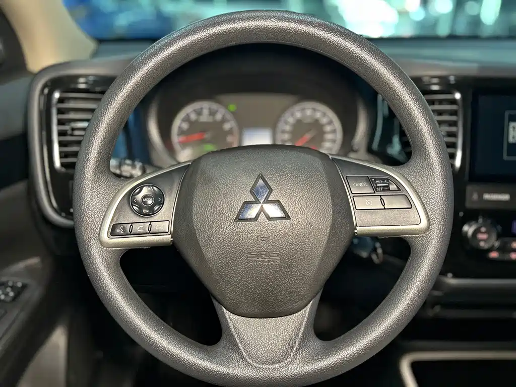 Mitsubishi Outlander — фото 11