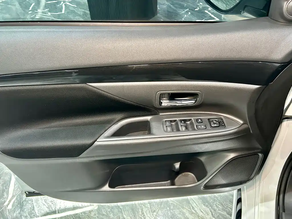 Mitsubishi Outlander — фото 20