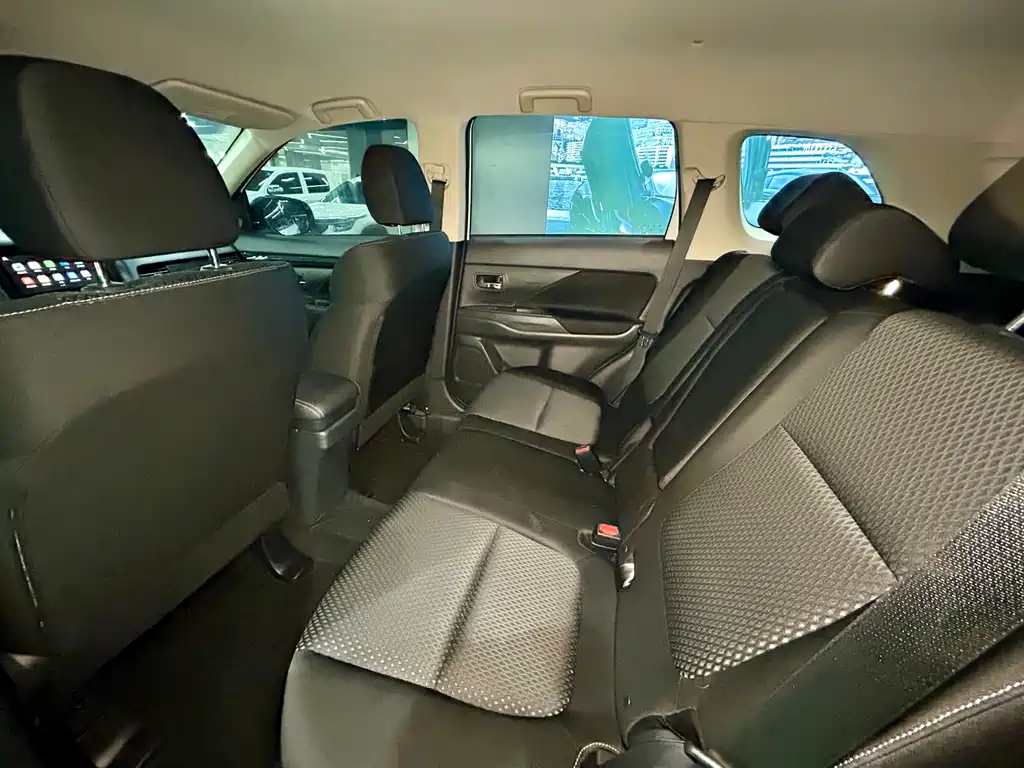 Mitsubishi Outlander — фото 22