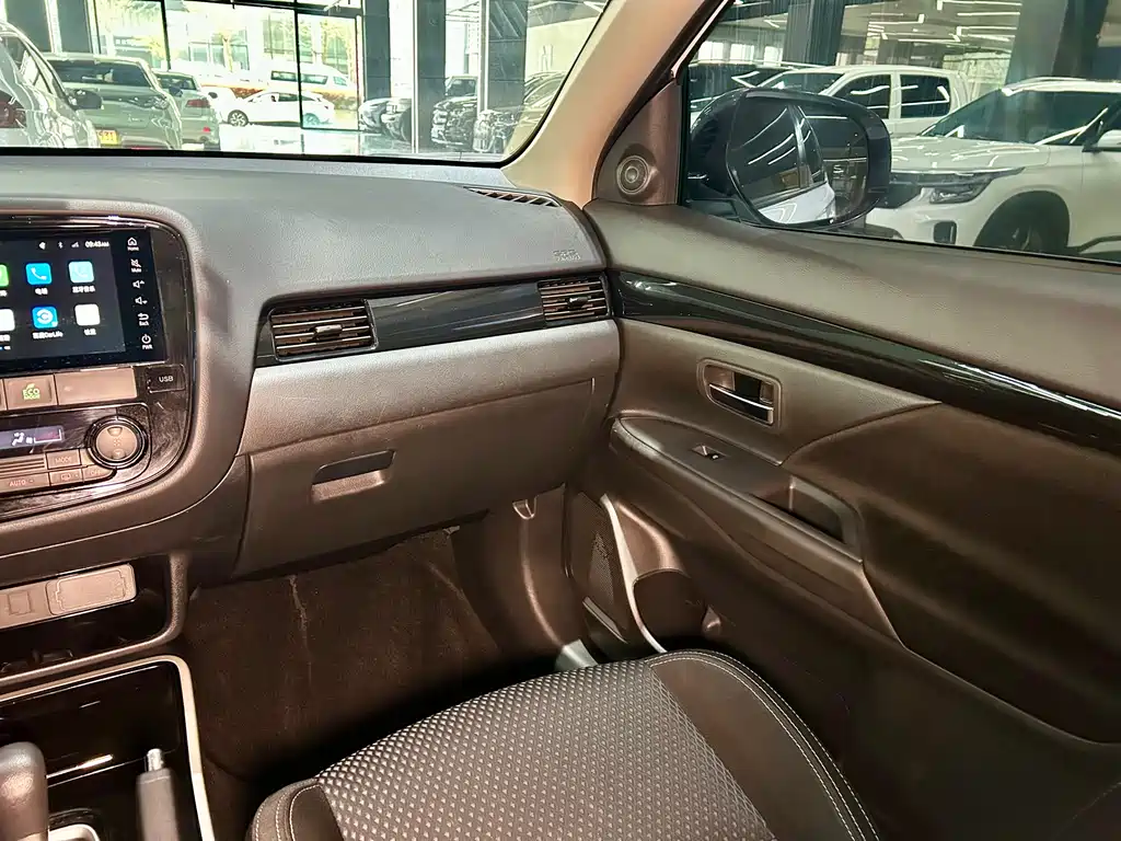 Mitsubishi Outlander — фото 25