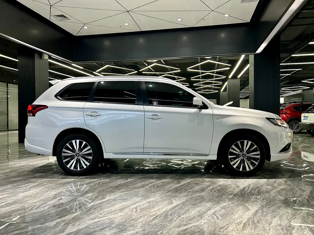 Mitsubishi Outlander — фото 4