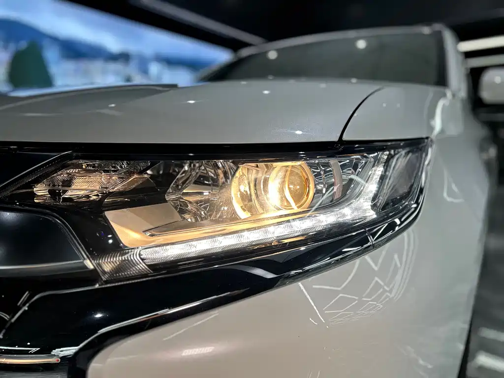 Mitsubishi Outlander — фото 31