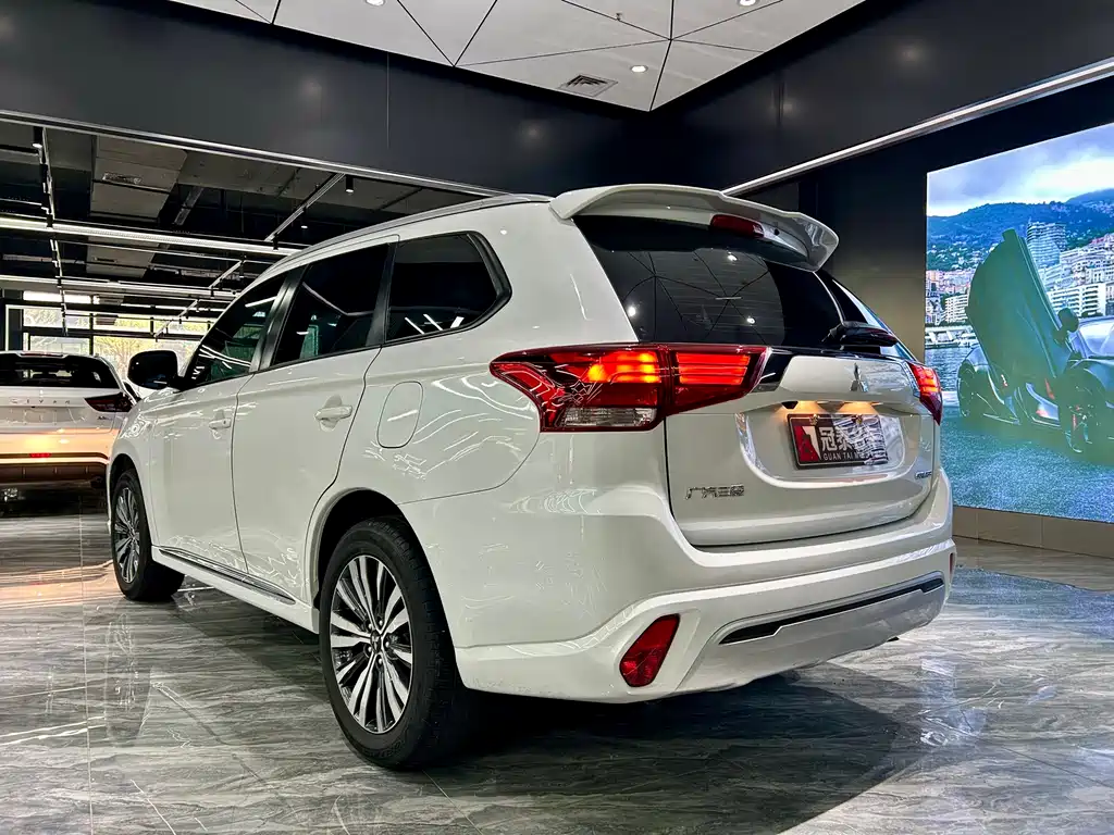 Mitsubishi Outlander — фото 7