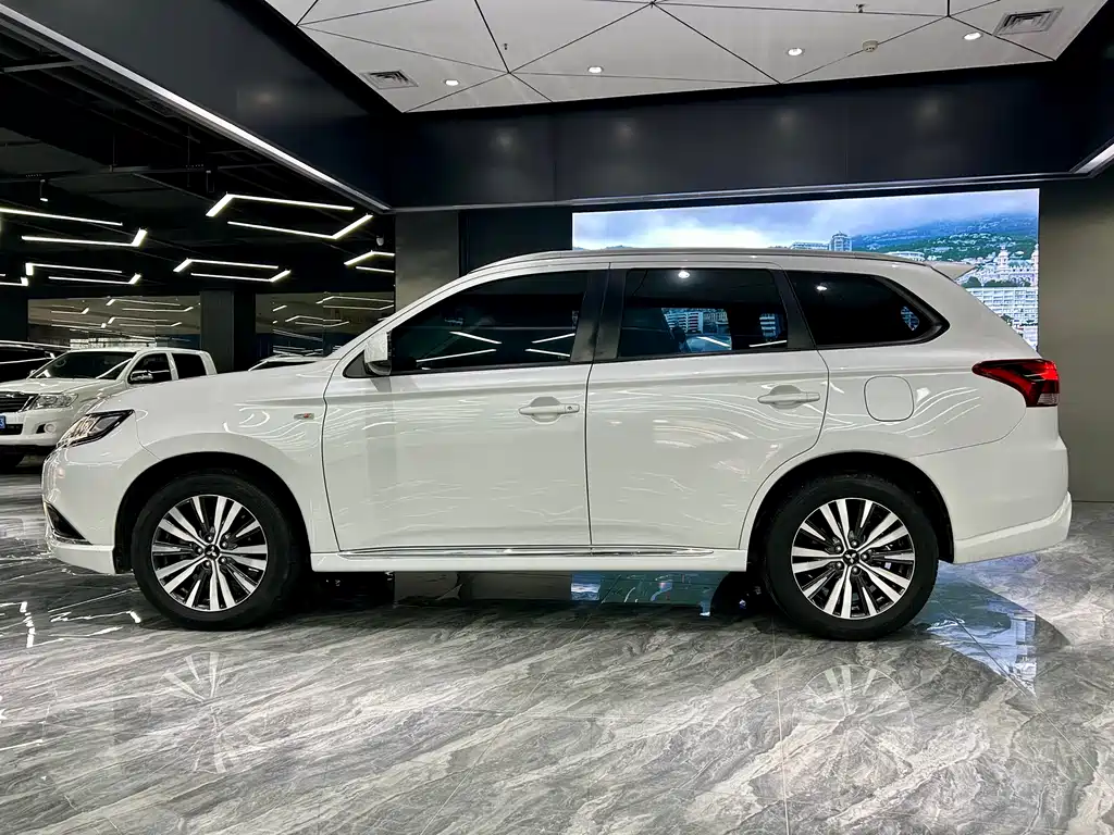 Mitsubishi Outlander — фото 8
