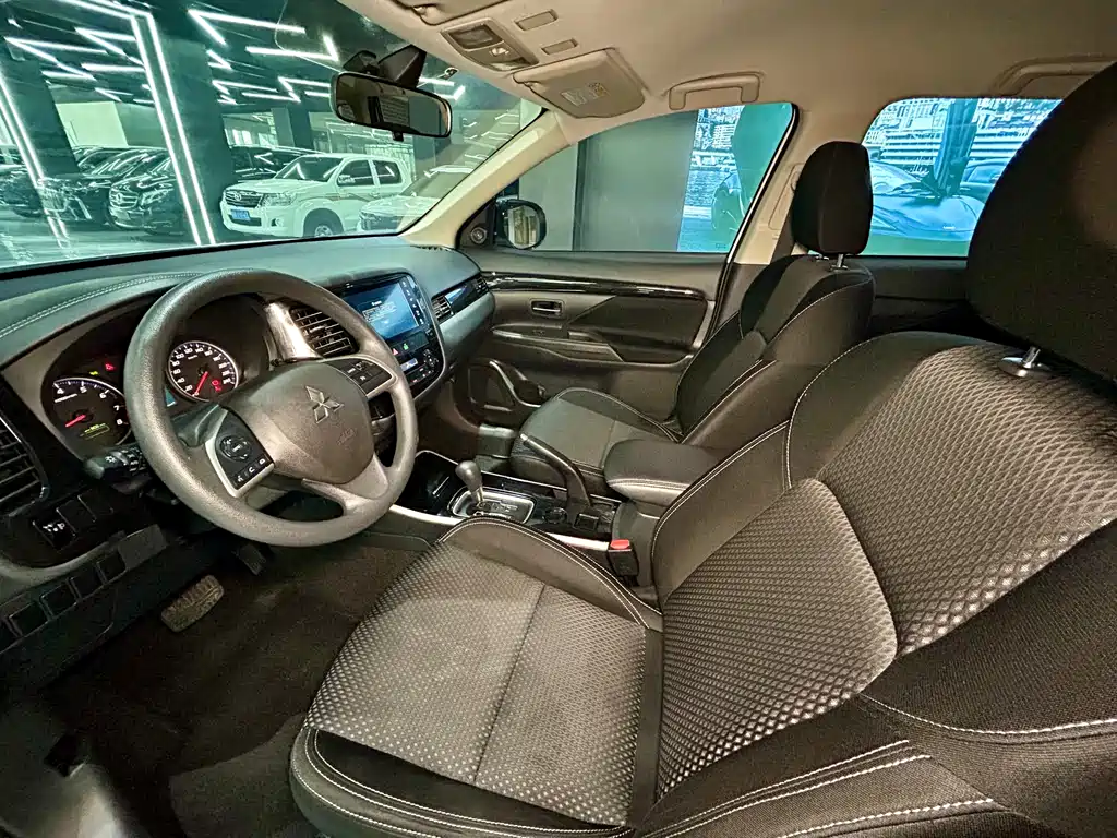Mitsubishi Outlander — фото 9