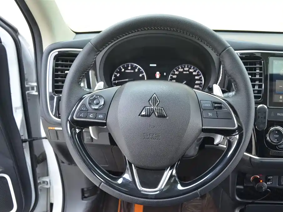 Mitsubishi Outlander — фото 9