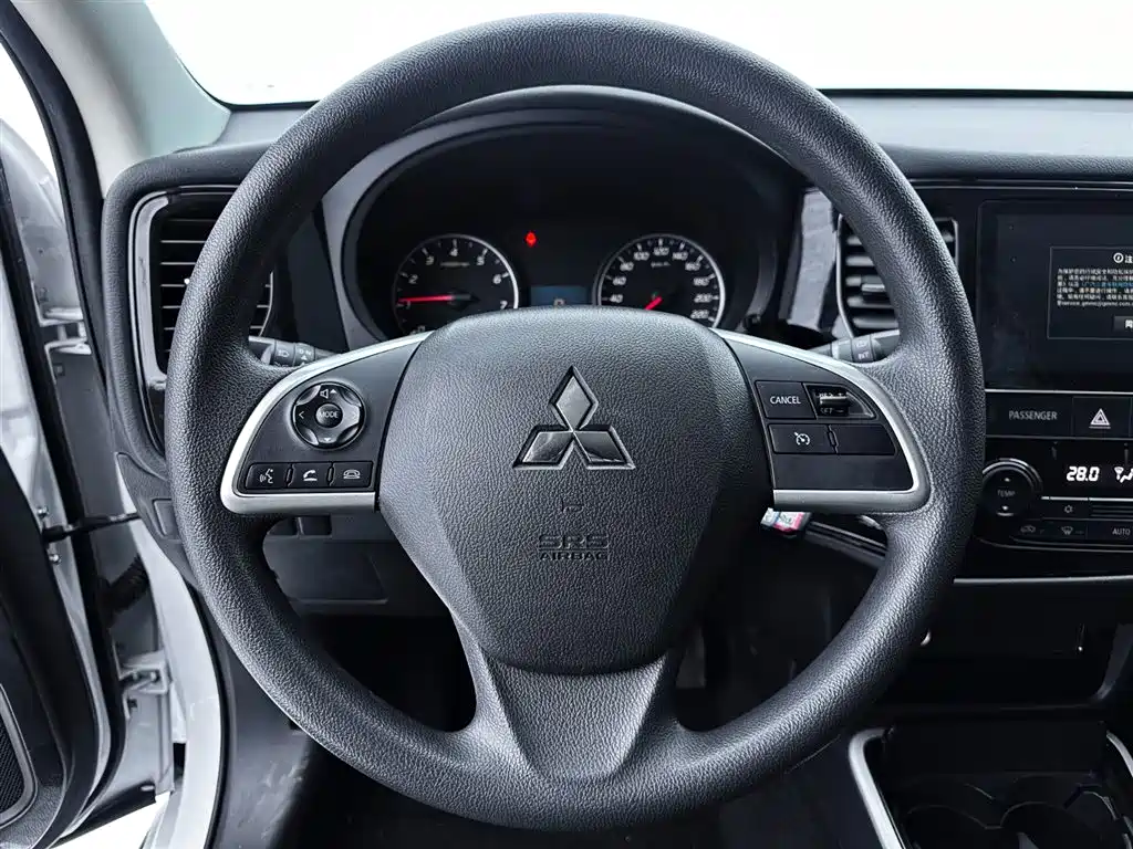 Mitsubishi Outlander — фото 11