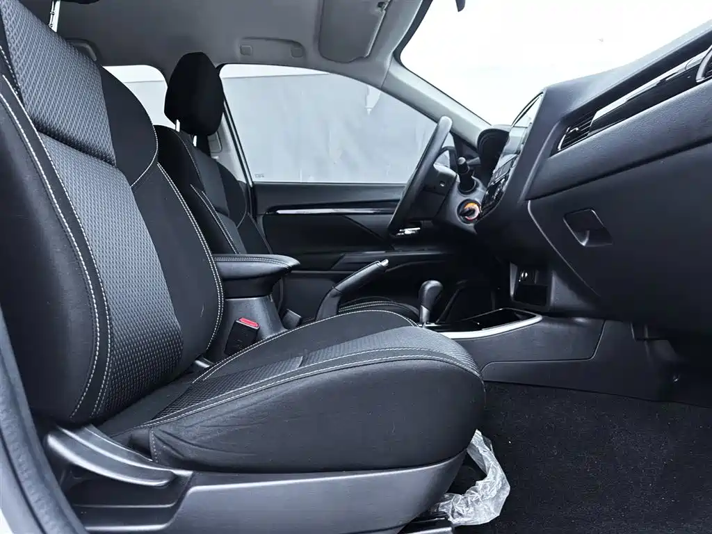 Mitsubishi Outlander — фото 17