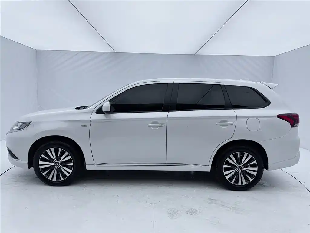 Mitsubishi Outlander — фото 4