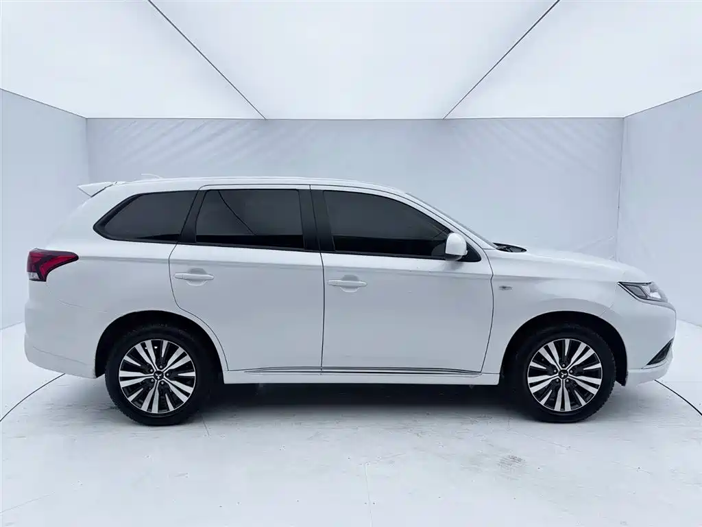 Mitsubishi Outlander — фото 5
