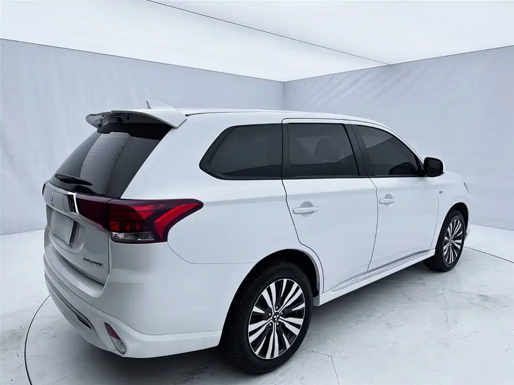 Mitsubishi Outlander — фото 7