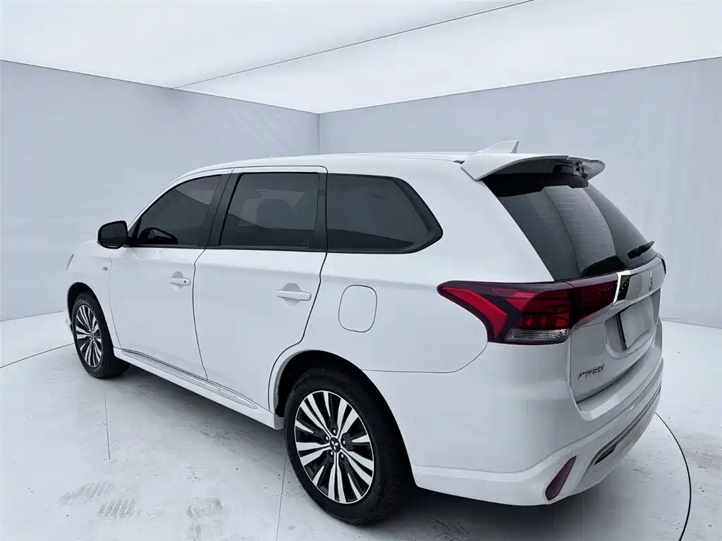 Mitsubishi Outlander — фото 8
