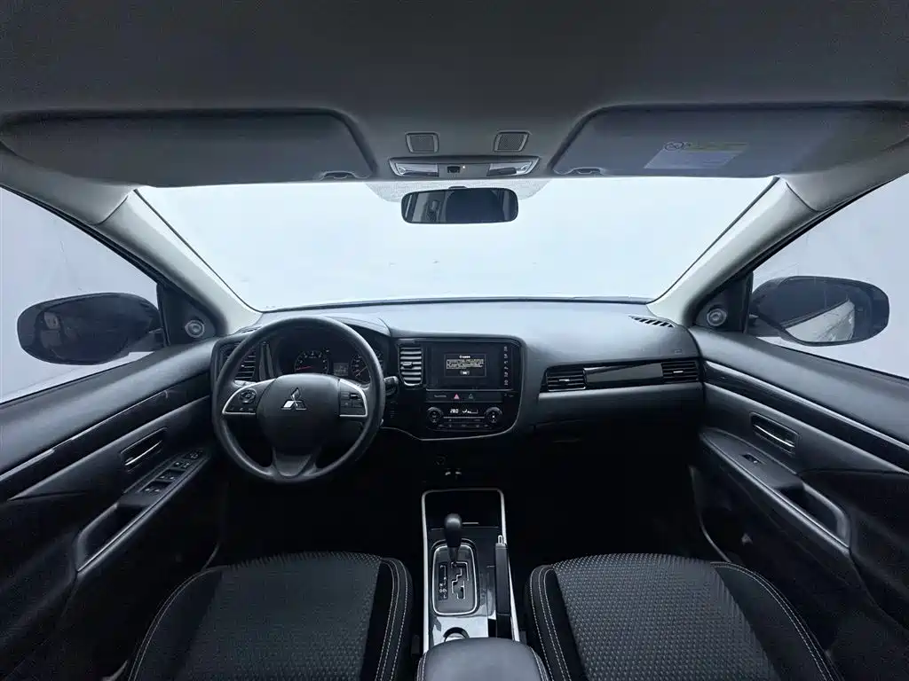 Mitsubishi Outlander — фото 10