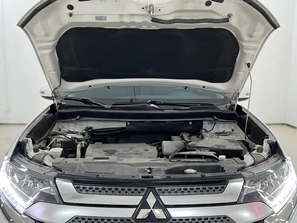 Mitsubishi Outlander — фото 14