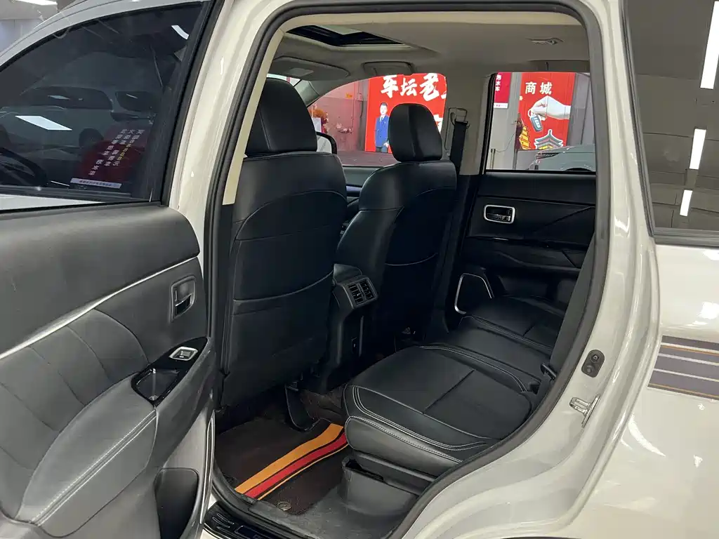 Mitsubishi Outlander — фото 16
