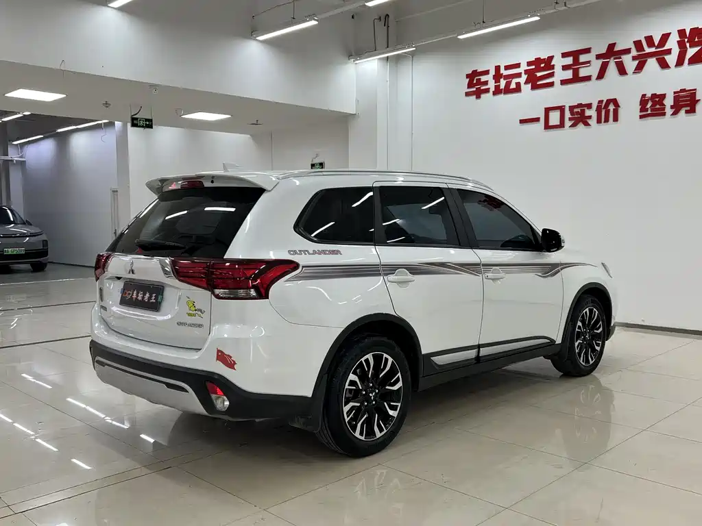 Mitsubishi Outlander — фото 4
