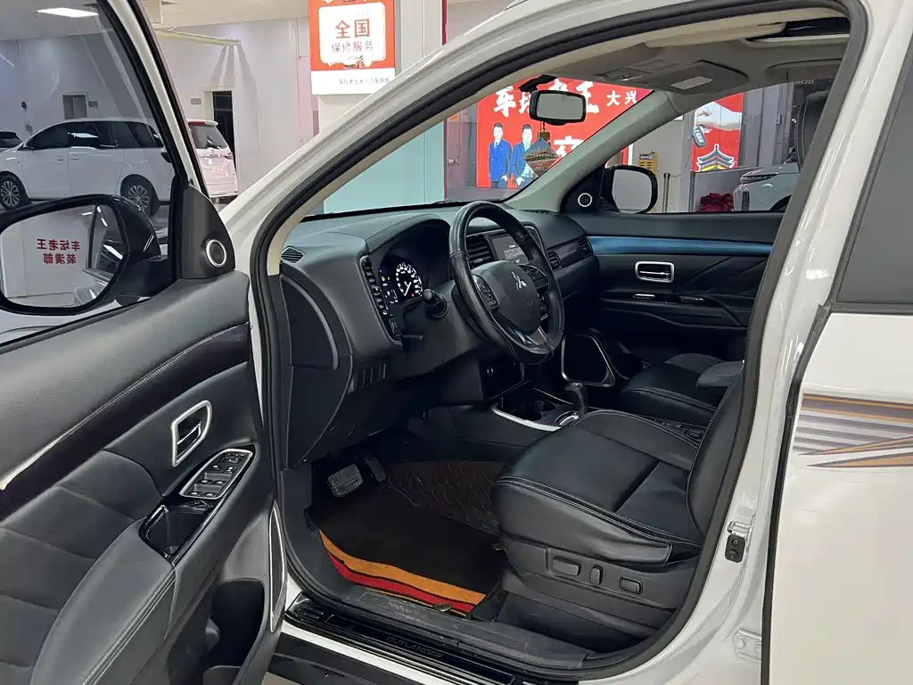 Mitsubishi Outlander — фото 7