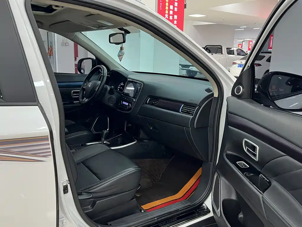 Mitsubishi Outlander — фото 9