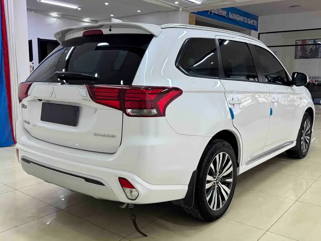 Mitsubishi Outlander — фото 6