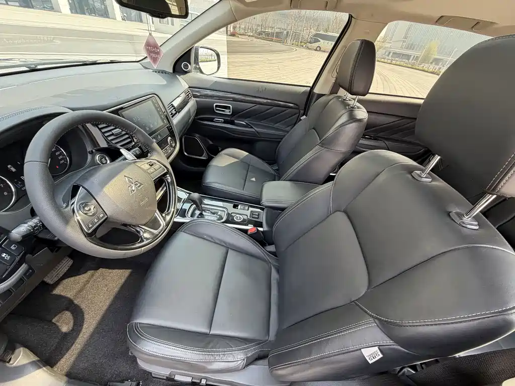 Mitsubishi Outlander — фото 3