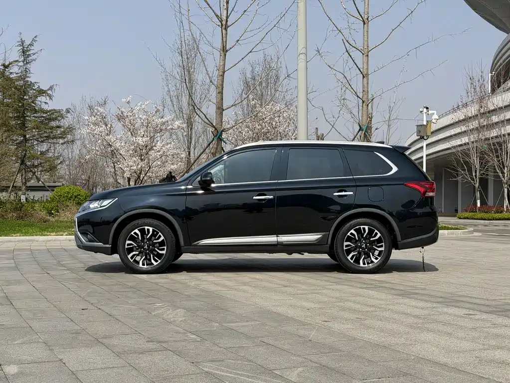 Mitsubishi Outlander — фото 7