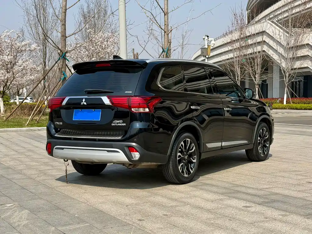Mitsubishi Outlander — фото 9