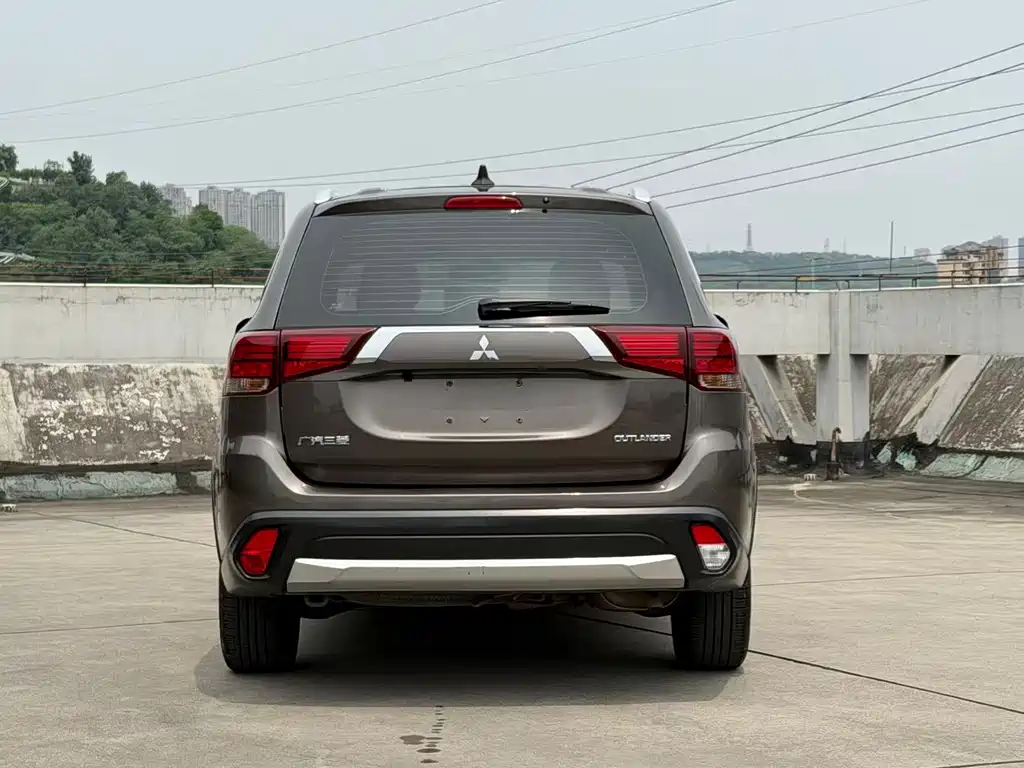 Mitsubishi Outlander — фото 5