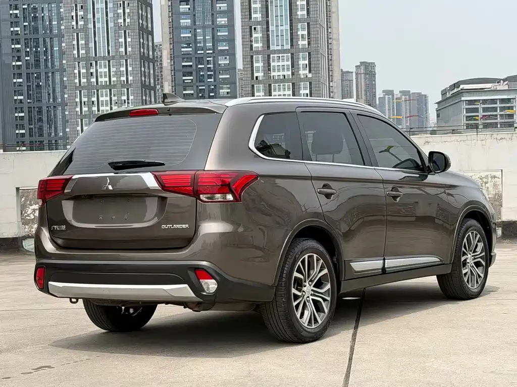 Mitsubishi Outlander — фото 6