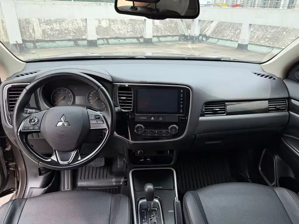 Mitsubishi Outlander — фото 10