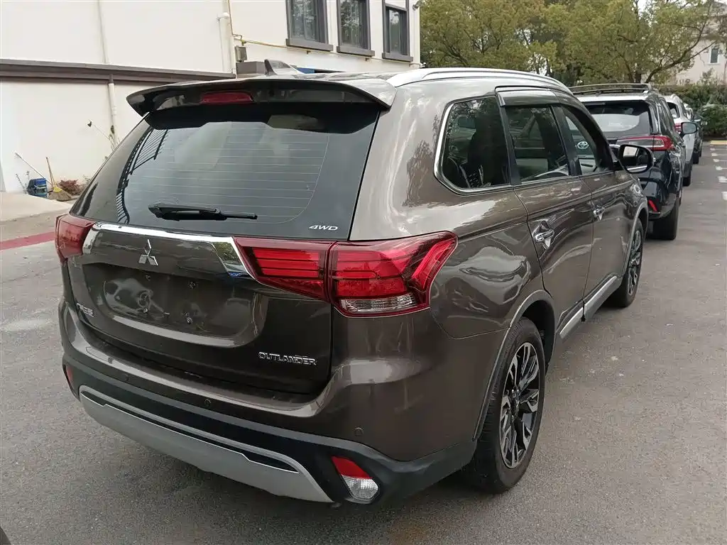 Mitsubishi Outlander — фото 7