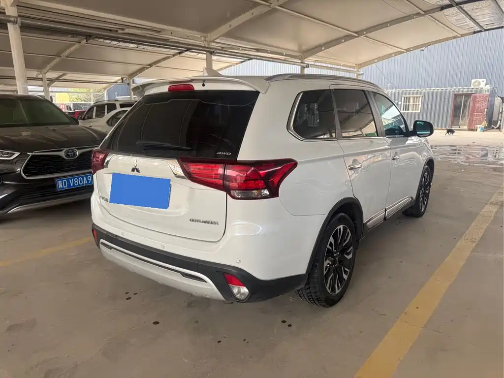 Mitsubishi Outlander — фото 9