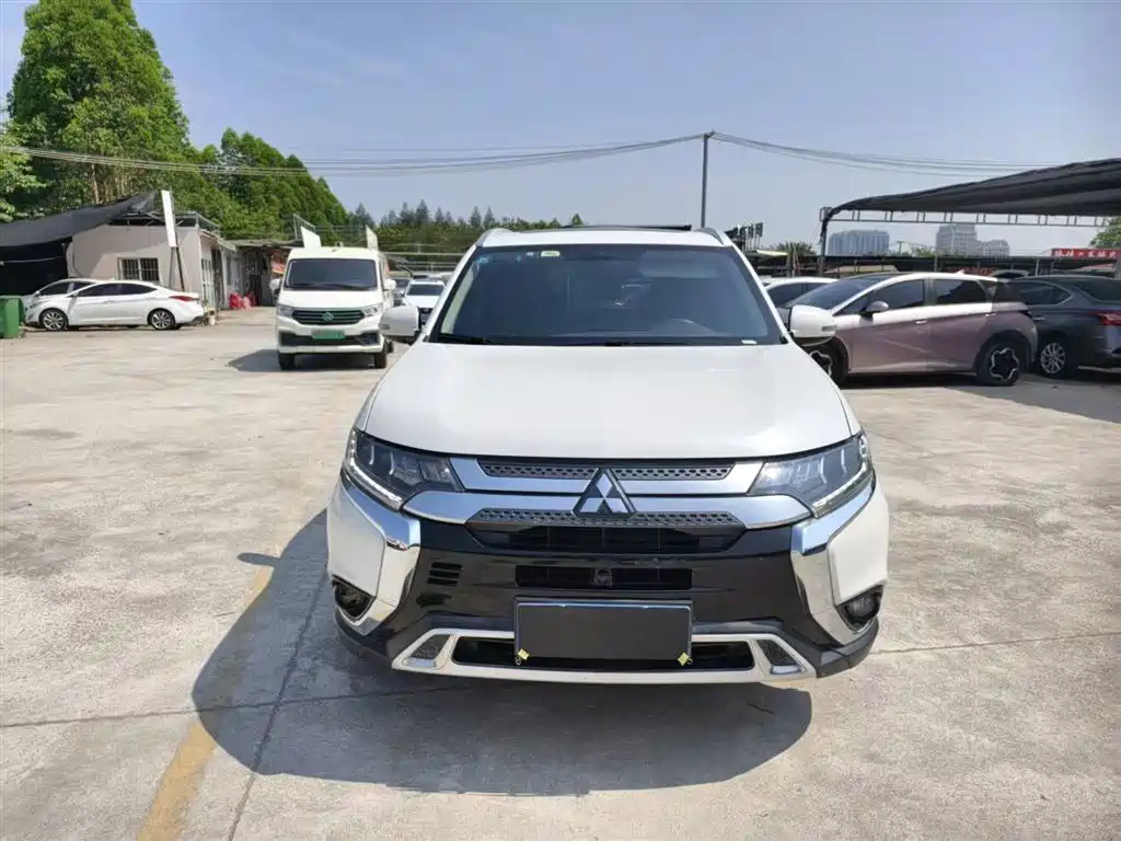 Mitsubishi Outlander — фото 11