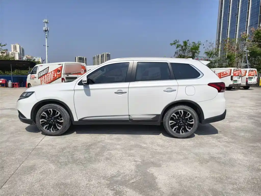 Mitsubishi Outlander — фото 13