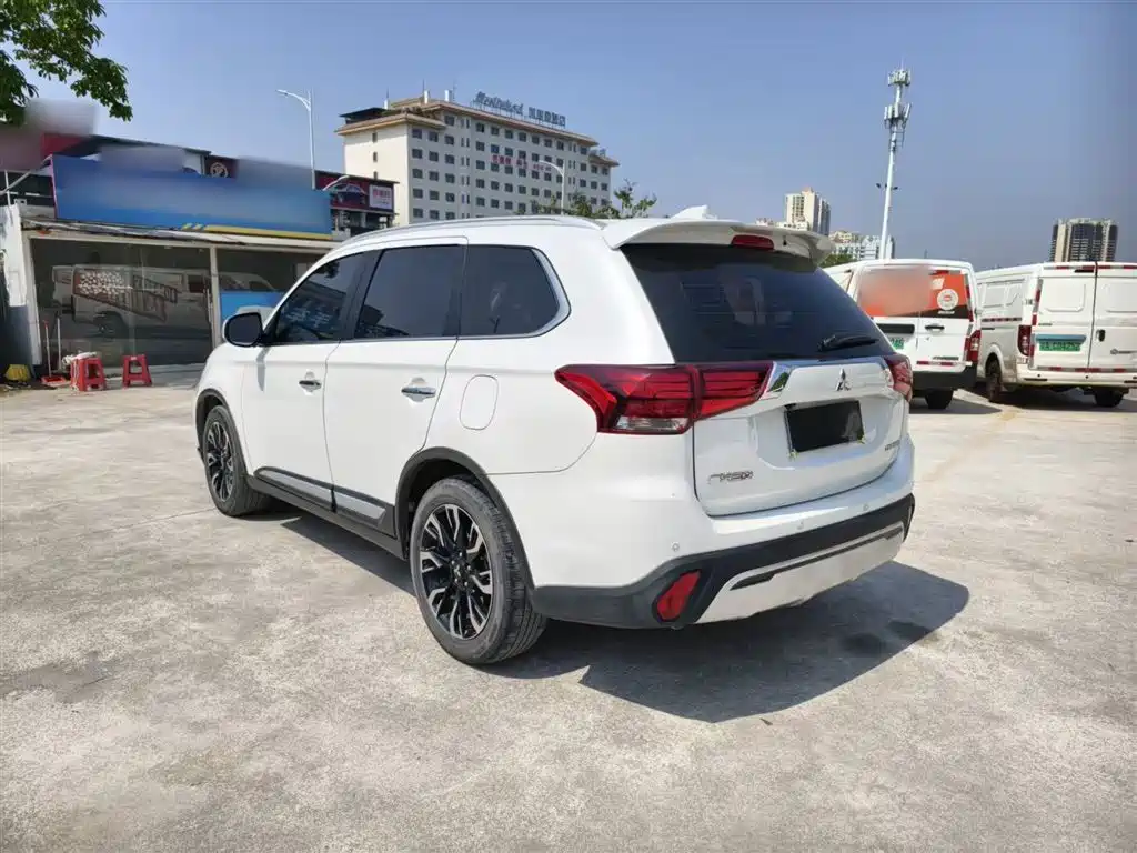 Mitsubishi Outlander — фото 14