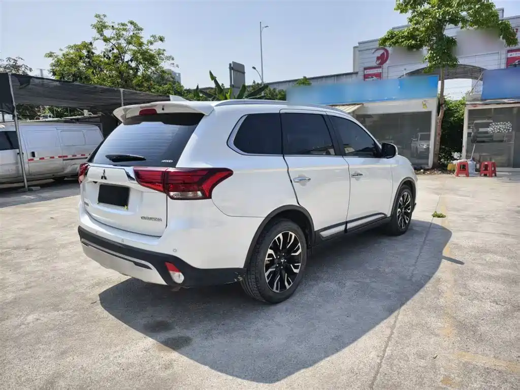 Mitsubishi Outlander — фото 15