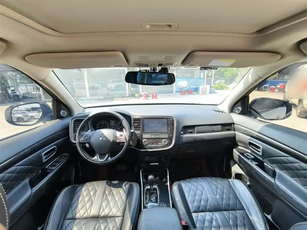 Mitsubishi Outlander — фото 16