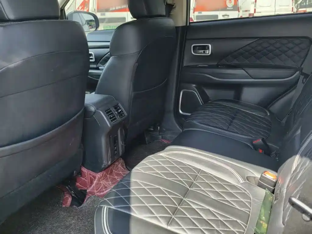 Mitsubishi Outlander — фото 17