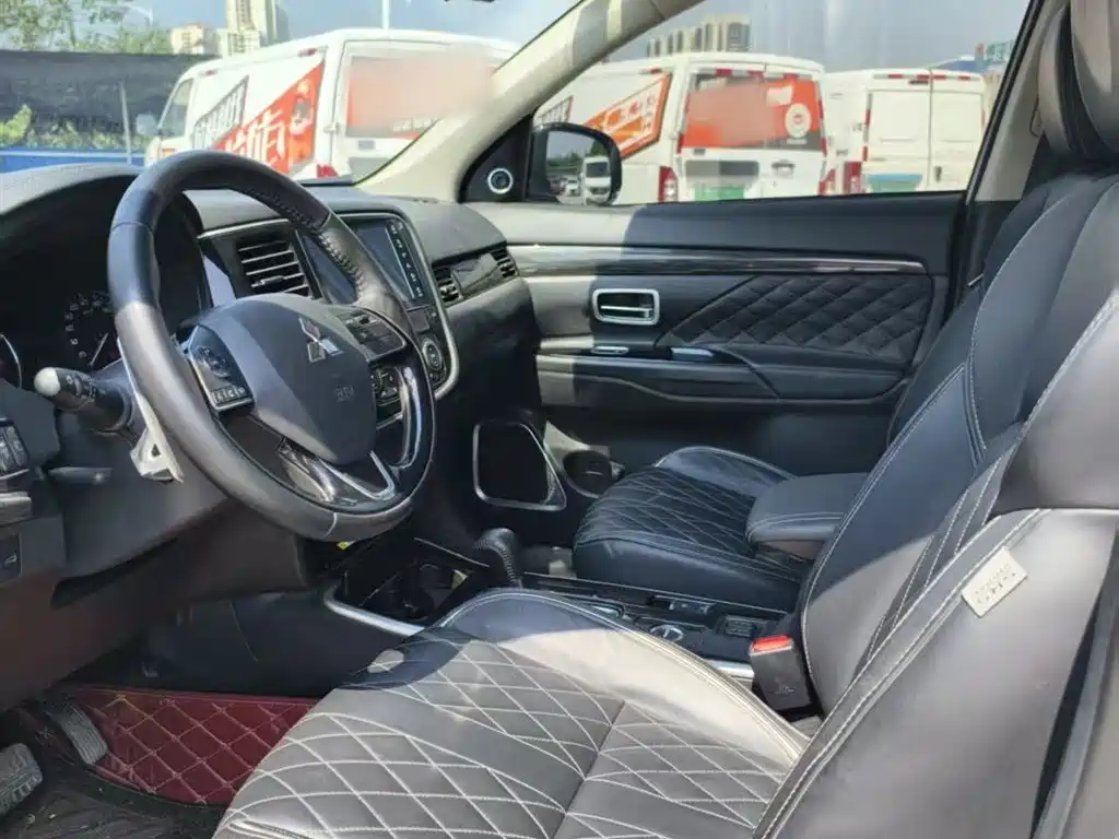 Mitsubishi Outlander — фото 18