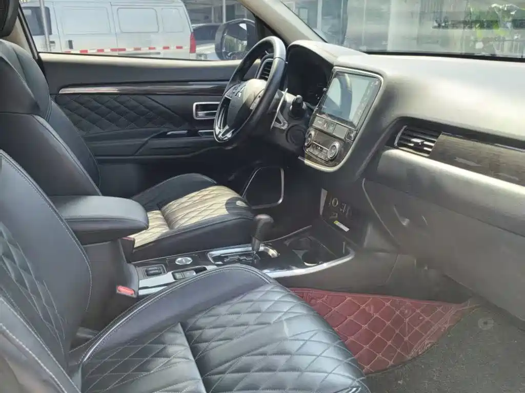 Mitsubishi Outlander — фото 19