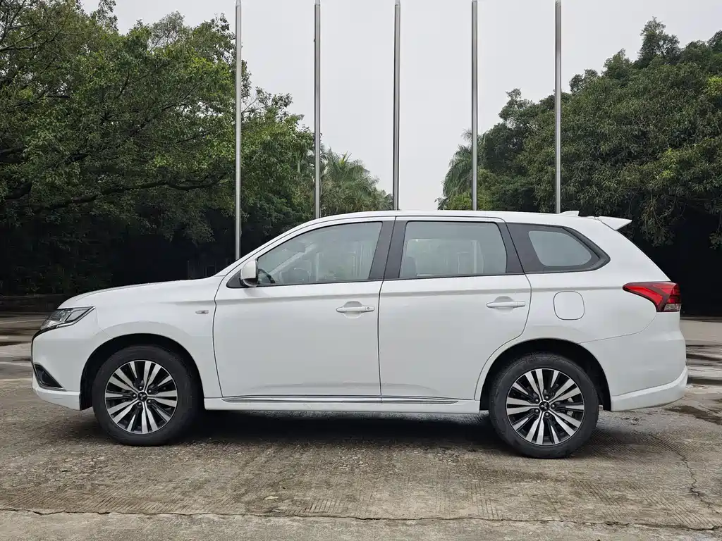 Mitsubishi Outlander — фото 7