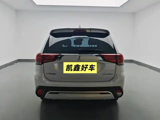 Mitsubishi Outlander — фото 5