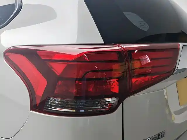 Mitsubishi Outlander — фото 10