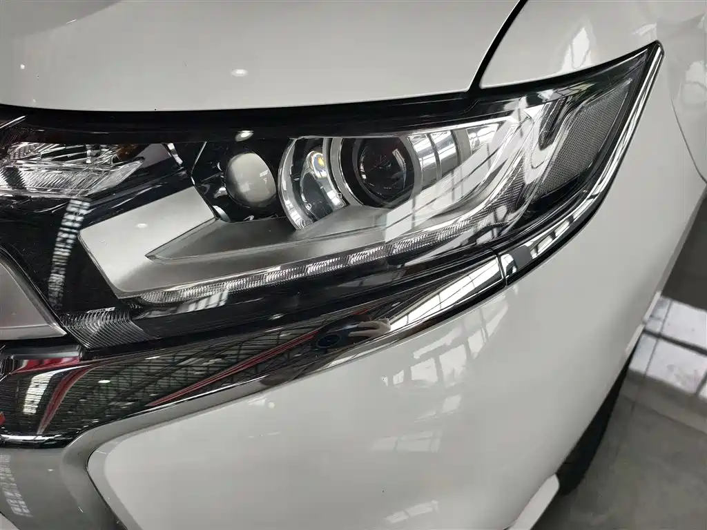 Mitsubishi Outlander — фото 3